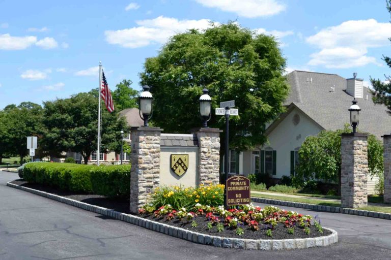 private community entry gate